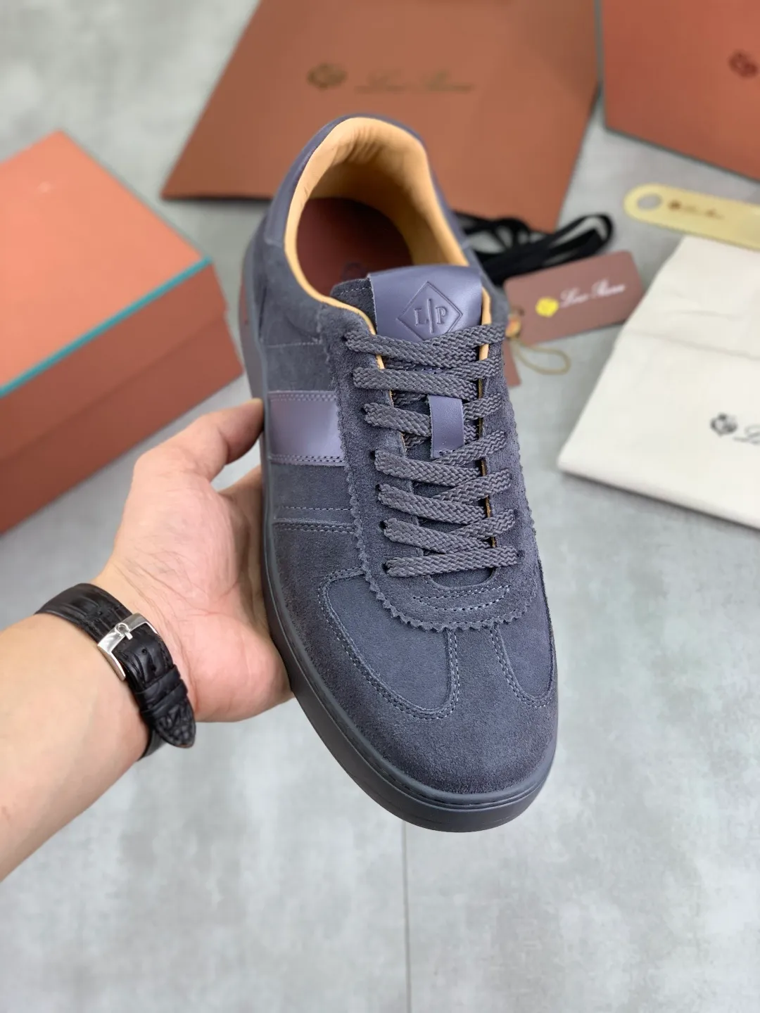 Men's men's shoes 💰P560 New style 💰High quality The latest casual shoes Loro Piana 💯Top grade💯Buy the original copy💯 Founded the existing Loro Piana company on April 24, 1924. It is now the sixth generation of family business, providing top quality products to customers who are discerning in taste and quality. Imported original fly woven fabric with cowhide fabric, plain calfskin lining. Hand-sewn thread with cowhide feet. Original packaging. Number of yards: 38-44 (customized for 45 and 46). 2️⃣ colors available.